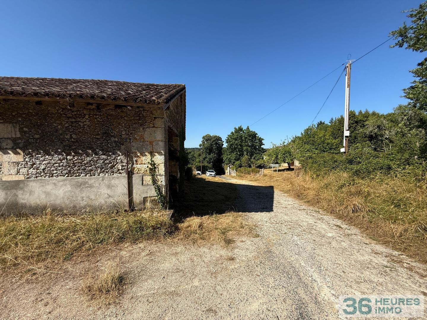 GRANGE EN PIERRES AVEC TERRAIN