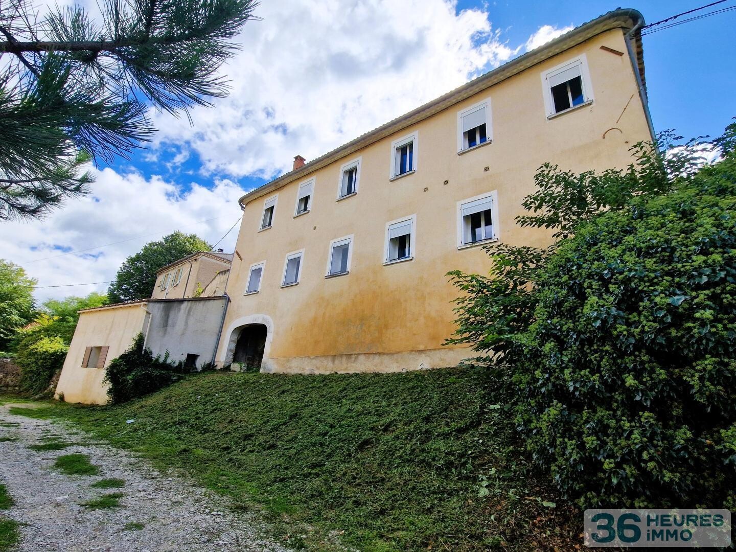 Bastide divisée en 5 appartements et Terrain de 5001m² en Zone UB