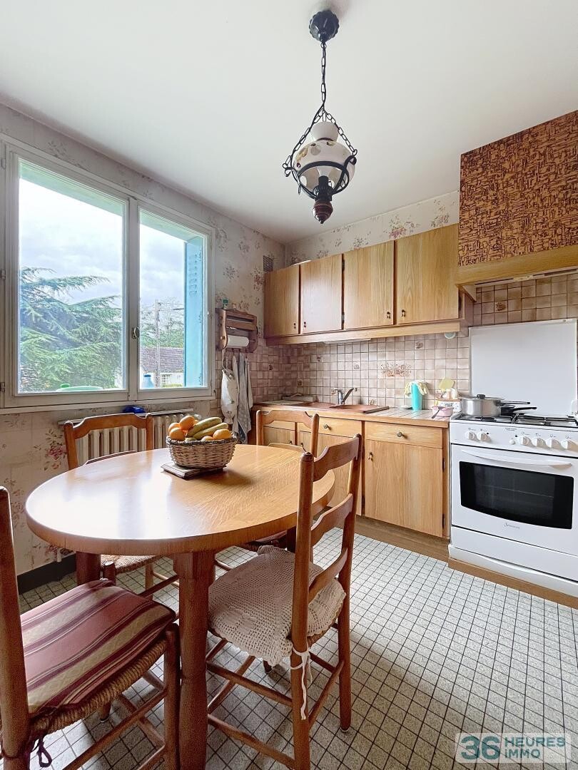 Maison avec jardin et sous-sol complet non enterré, à deux pas des commodités