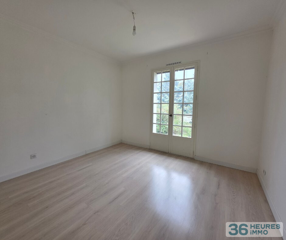 Maison de plain pied avec sous sol enterré sue 1189 m²
