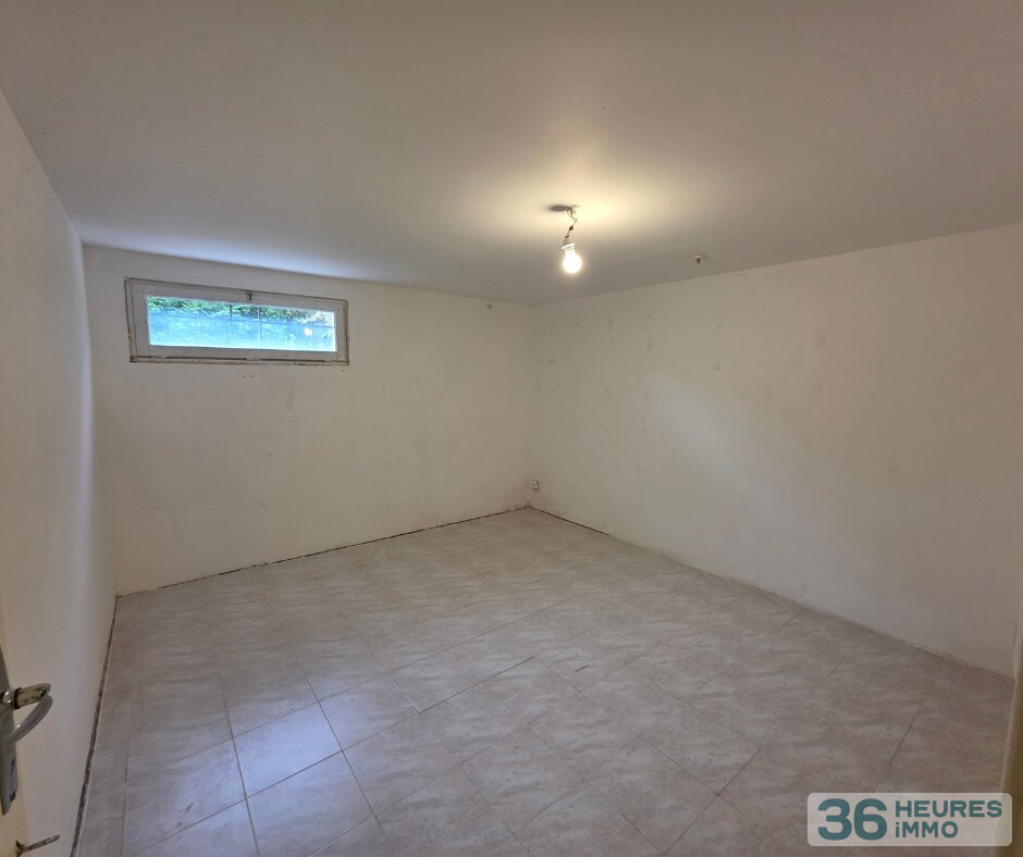 Maison de plain pied avec sous sol enterré sue 1189 m²