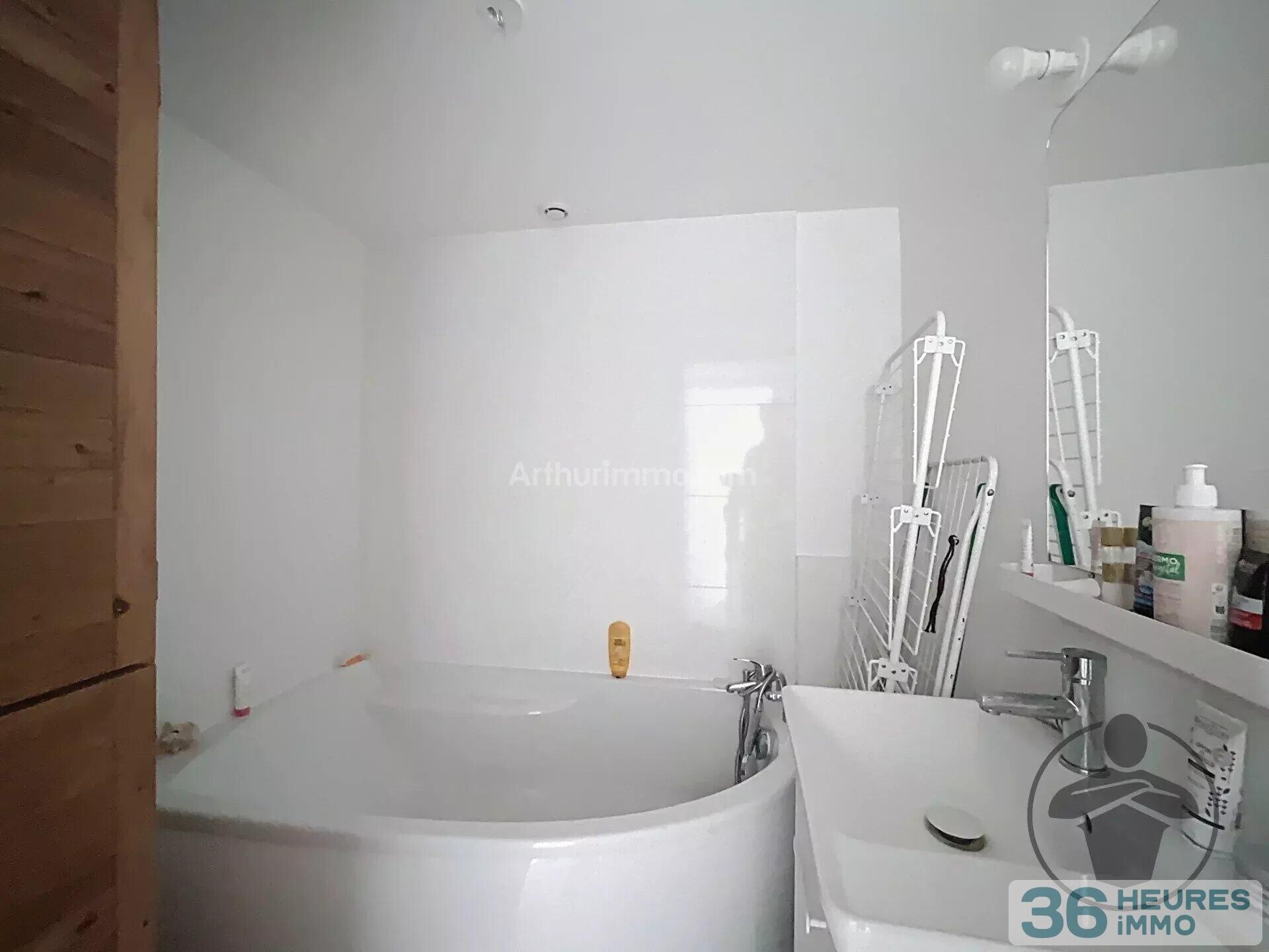 Maison en pierre rénovée avec jardin et terrasse