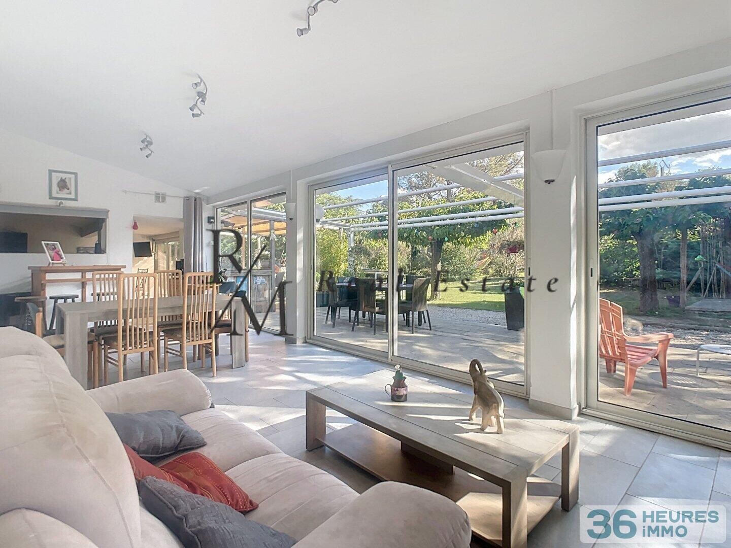 Grande Propriété de Caractère avec Piscine et Vaste Terrain à Rognes