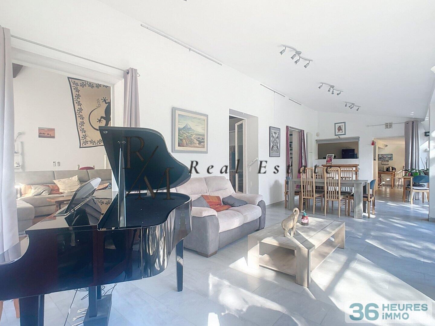 Grande Propriété de Caractère avec Piscine et Vaste Terrain à Rognes