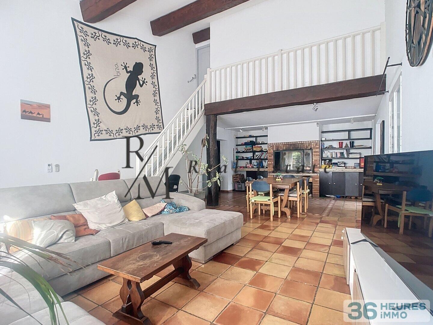 Grande Propriété de Caractère avec Piscine et Vaste Terrain à Rognes