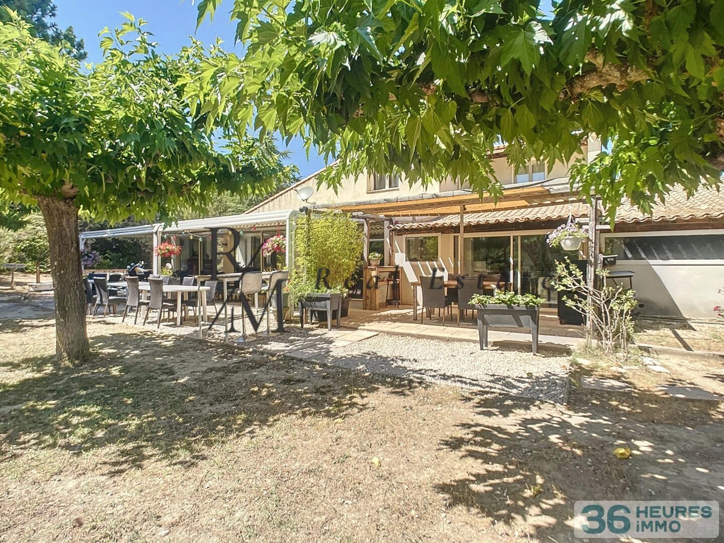 Grande Propriété de Caractère avec Piscine et Vaste Terrain à Rognes