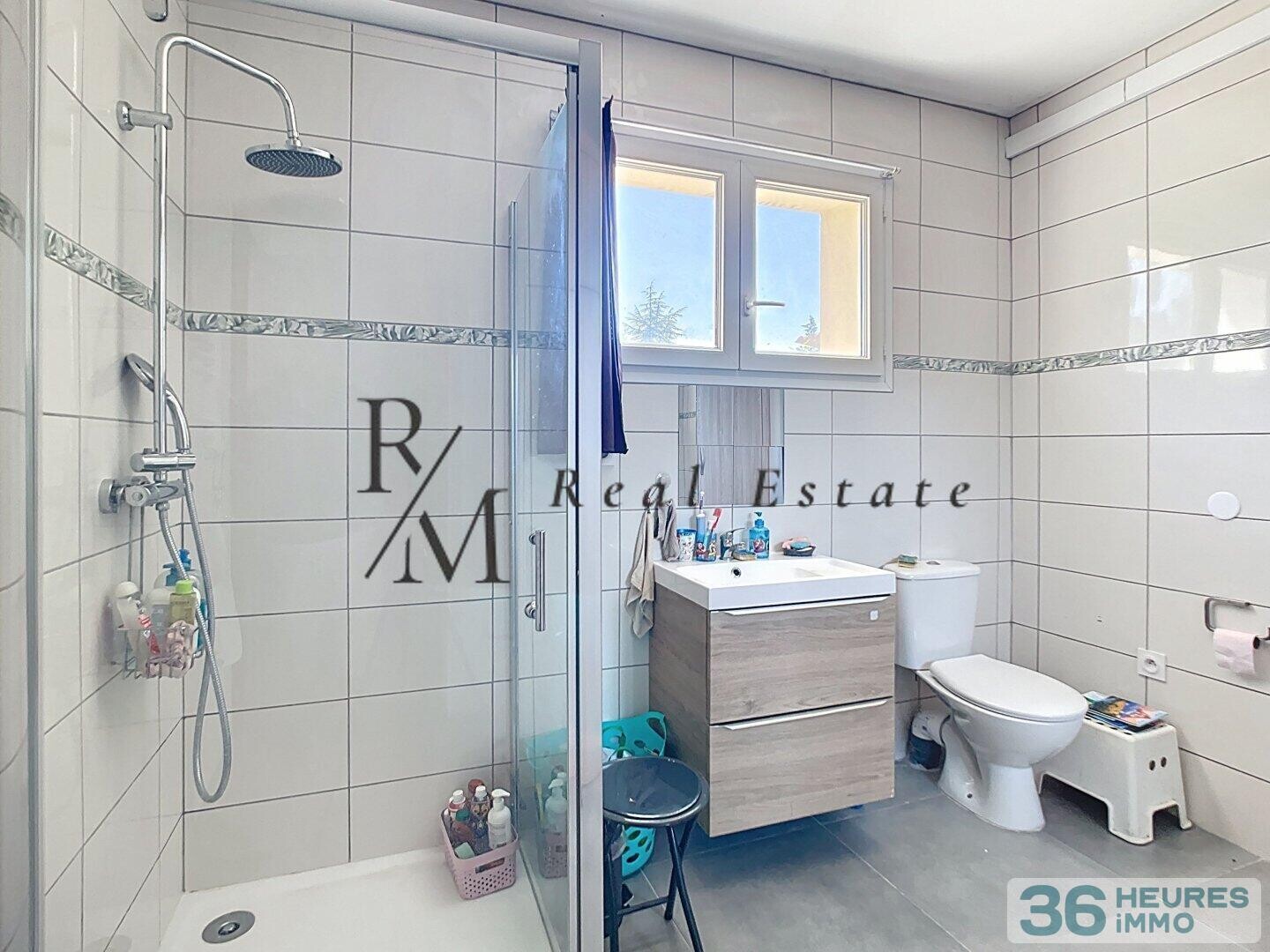 Grande Propriété de Caractère avec Piscine et Vaste Terrain à Rognes