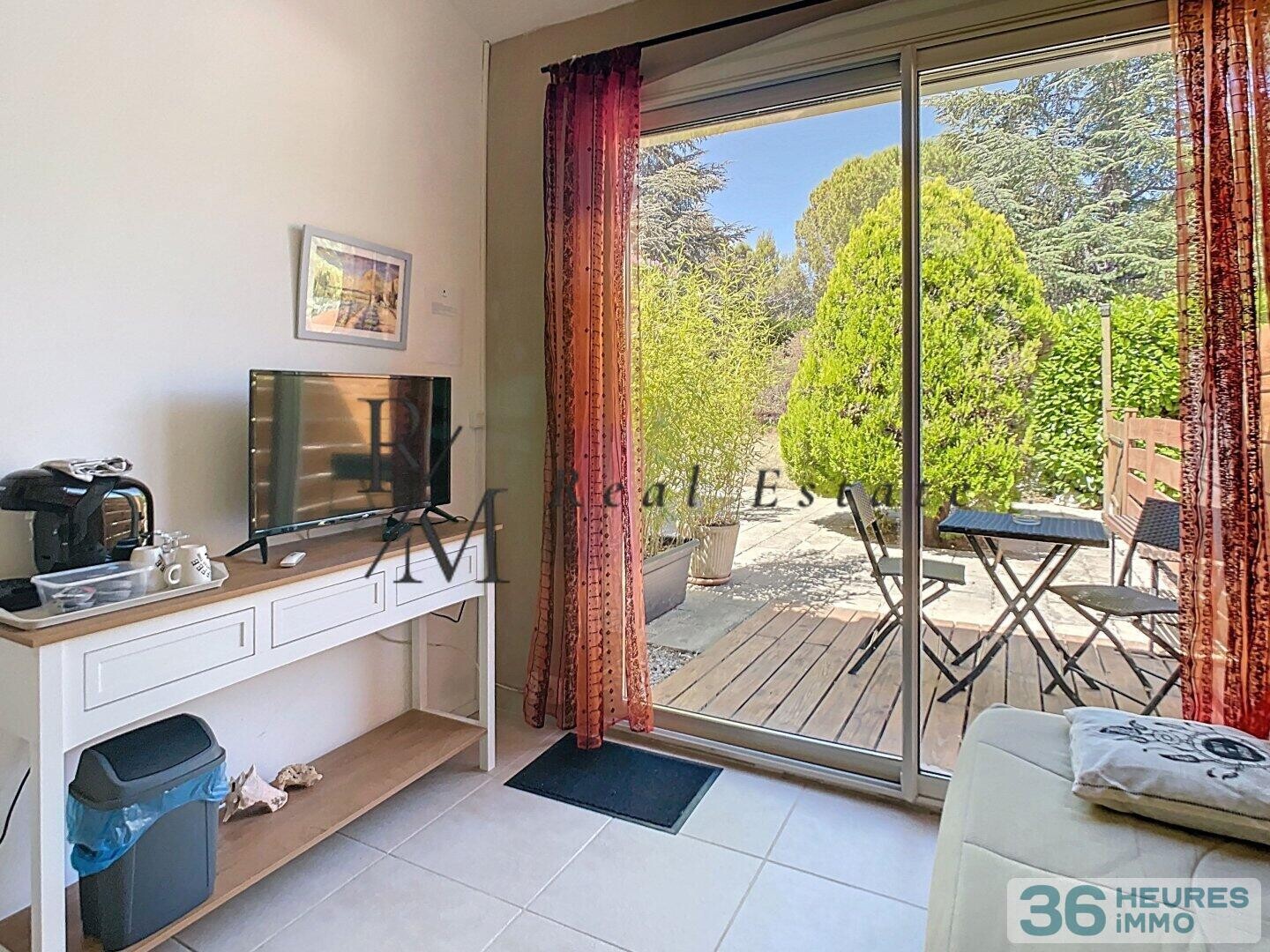 Grande Propriété de Caractère avec Piscine et Vaste Terrain à Rognes