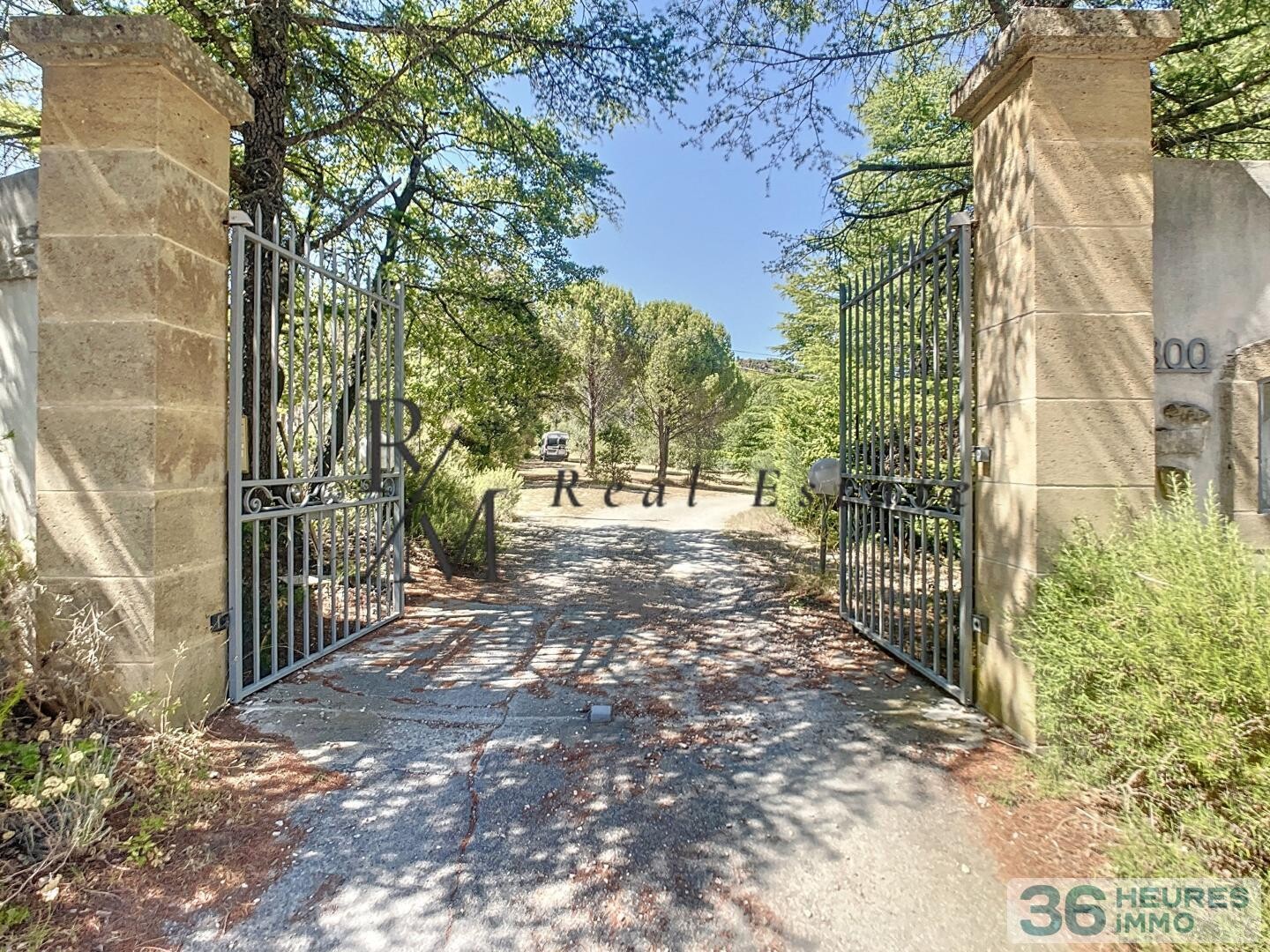 Grande Propriété de Caractère avec Piscine et Vaste Terrain à Rognes