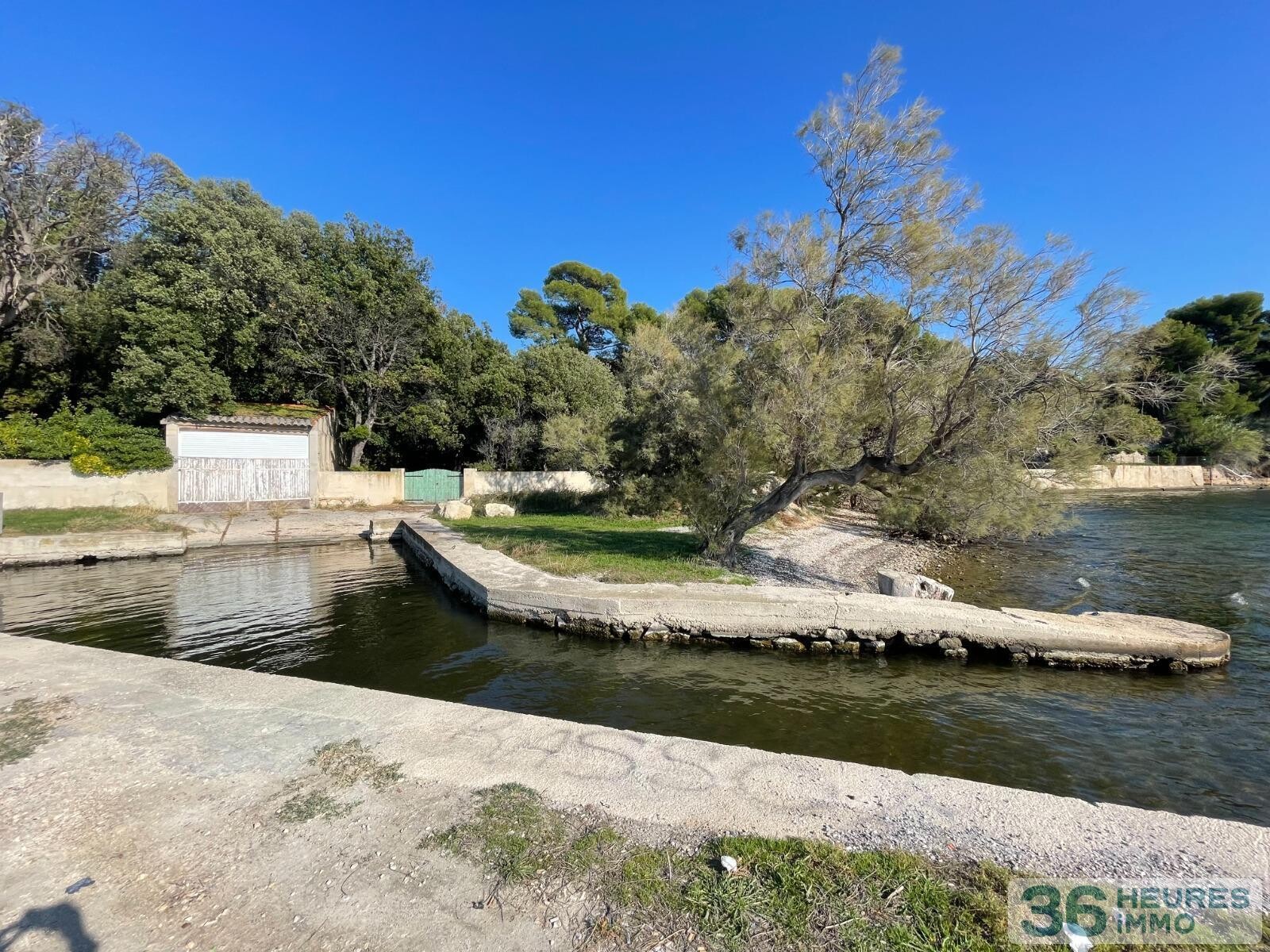 PROPRIETE AVEC PORT PRIVE SUR 6169M2 DE TERRAIN