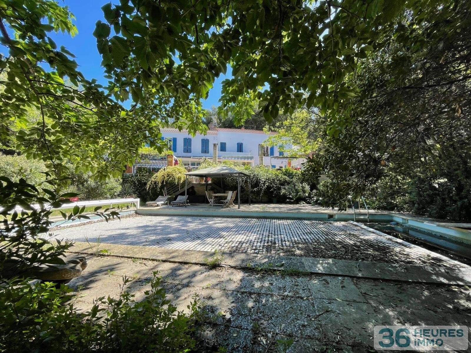 PROPRIETE AVEC PORT PRIVE SUR 6169M2 DE TERRAIN