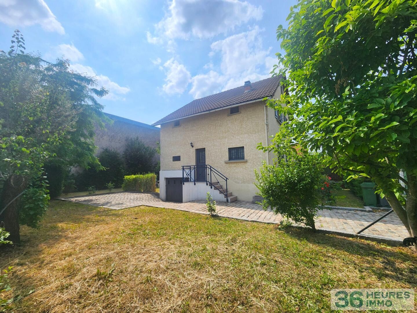 Maison avec sous sol et jardin