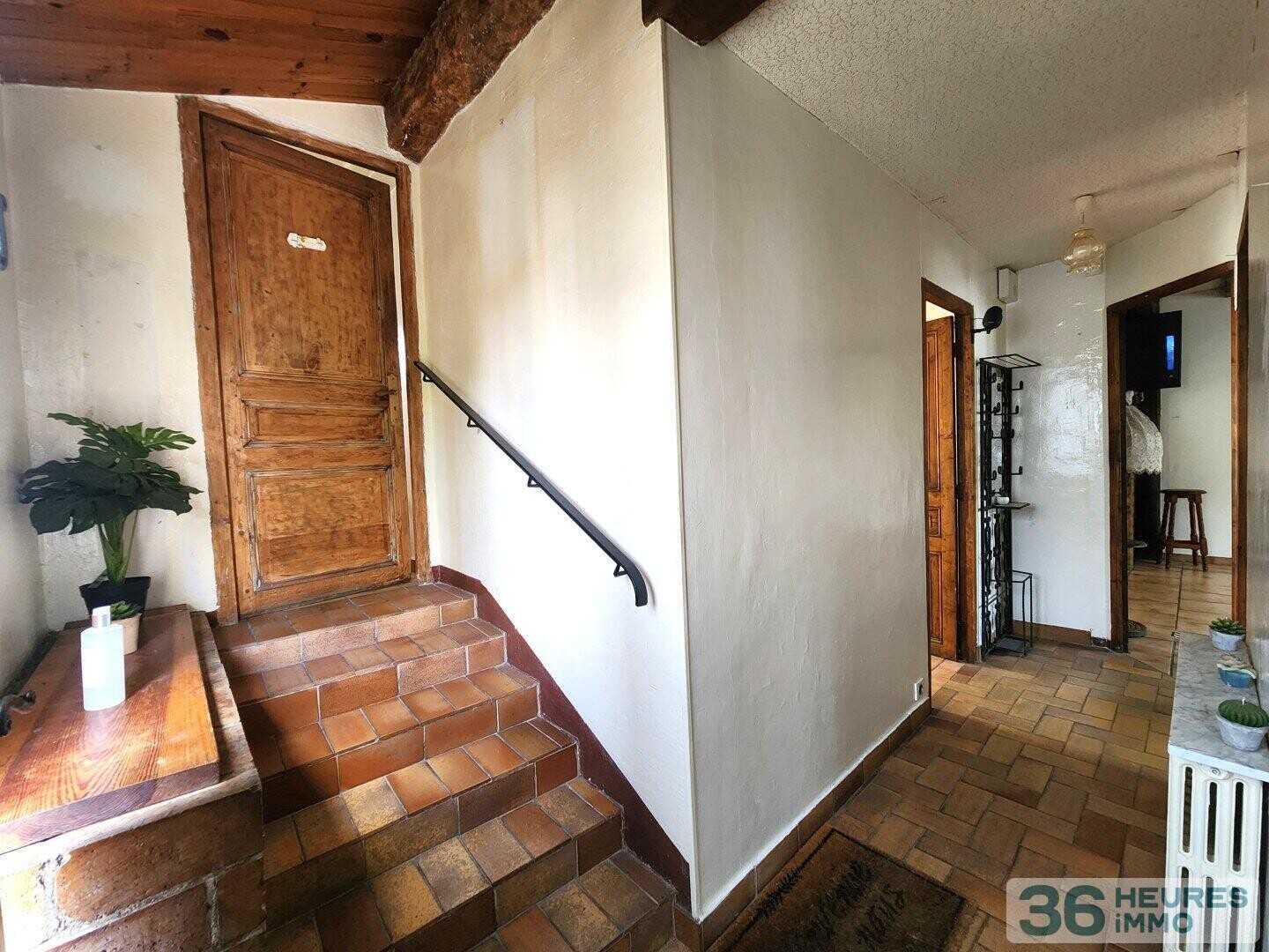 Maison avec sous sol et jardin