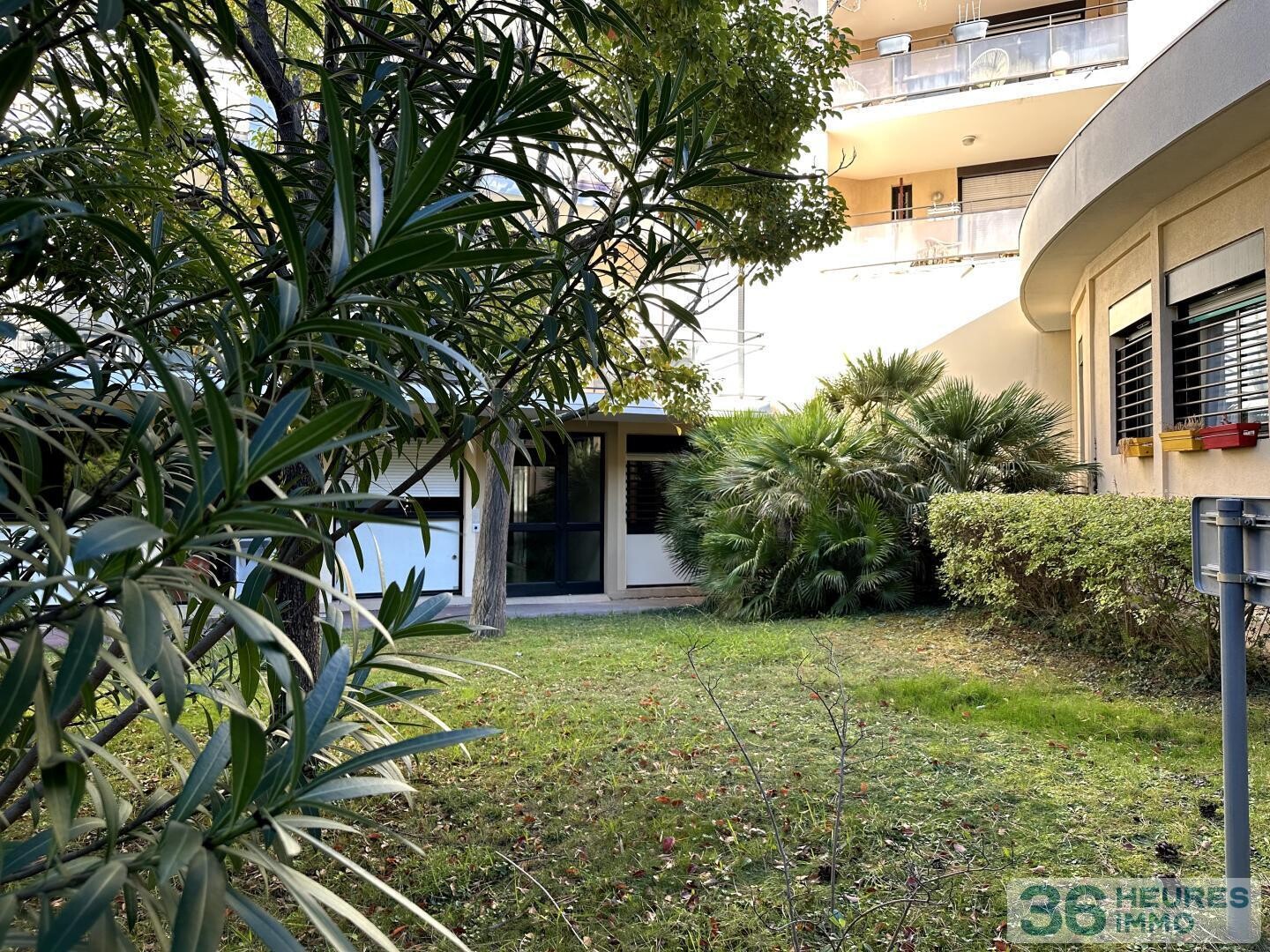 Studio rénové avec vue jardin dans résidence sécurisée