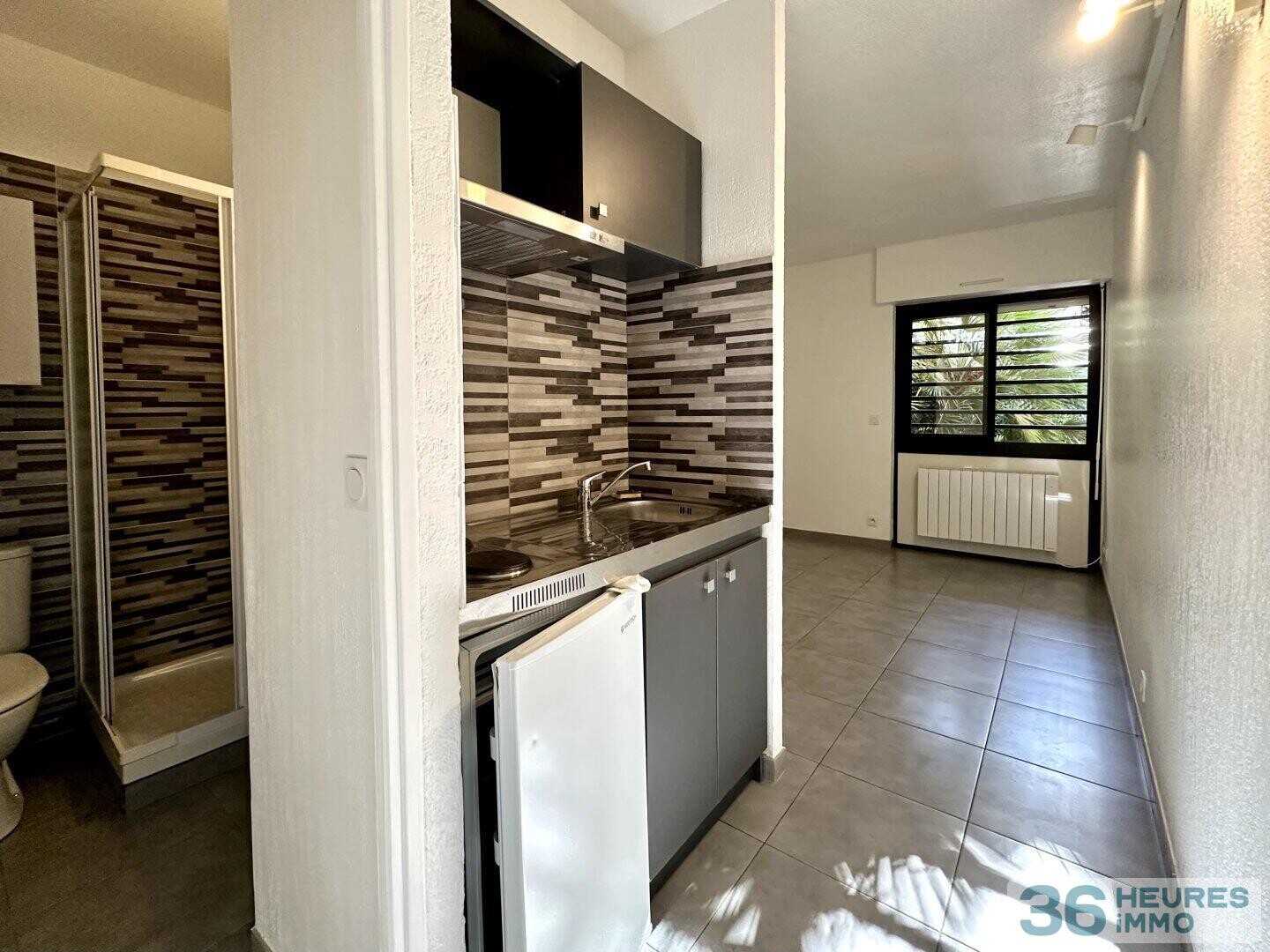 Studio rénové avec vue jardin dans résidence sécurisée