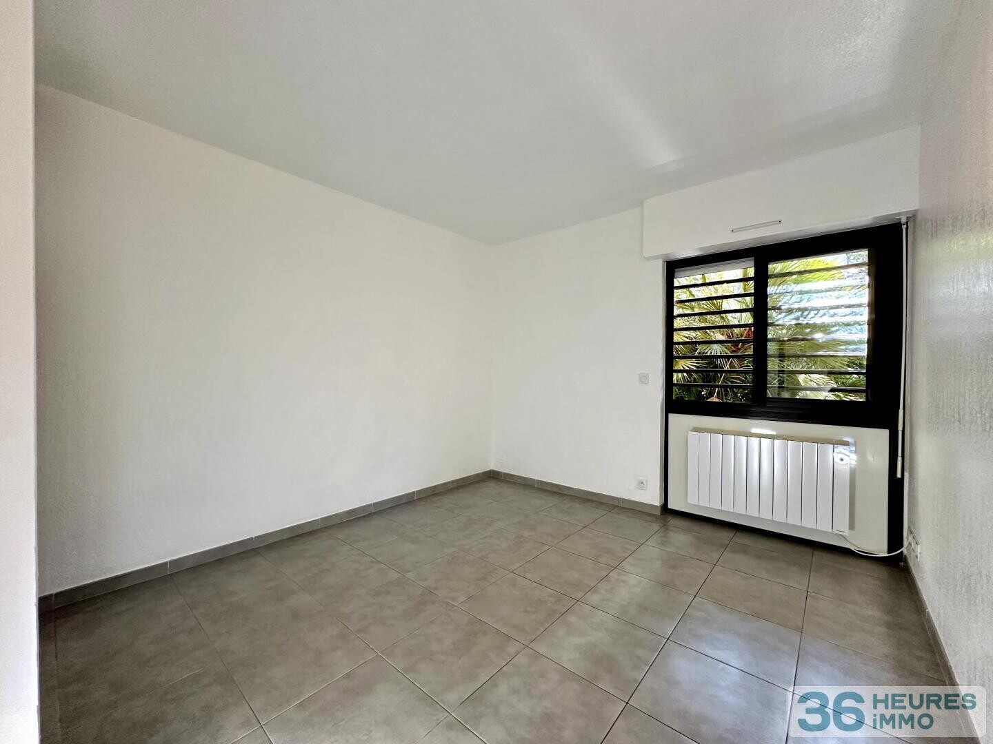 Studio rénové avec vue jardin dans résidence sécurisée