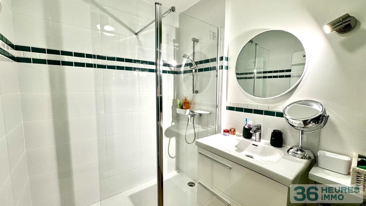 Appartement rénové de 95 m² avec balcon, parc privé et parking en sous-sol