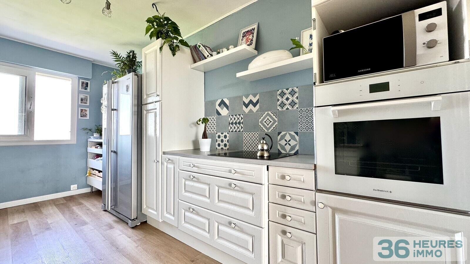 Appartement rénové de 95 m² avec balcon, parc privé et parking en sous-sol