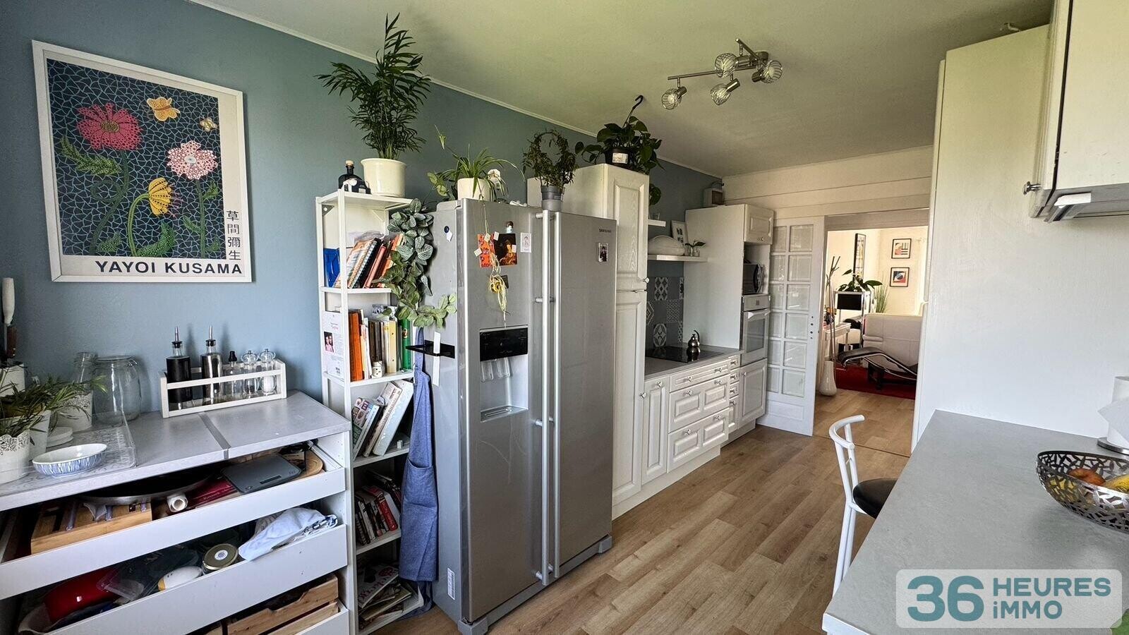 Appartement rénové de 95 m² avec balcon, parc privé et parking en sous-sol