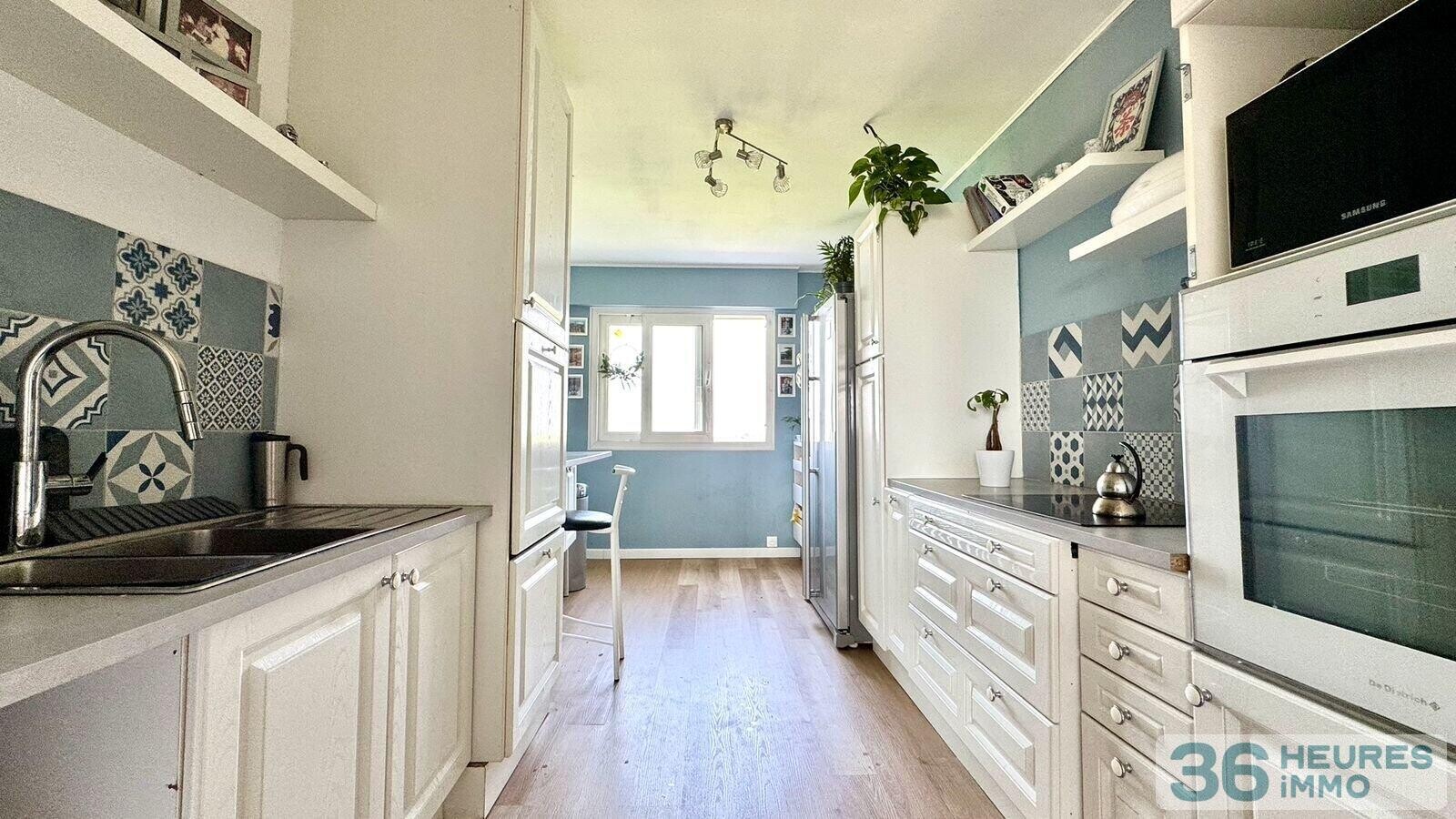 Appartement rénové de 95 m² avec balcon, parc privé et parking en sous-sol