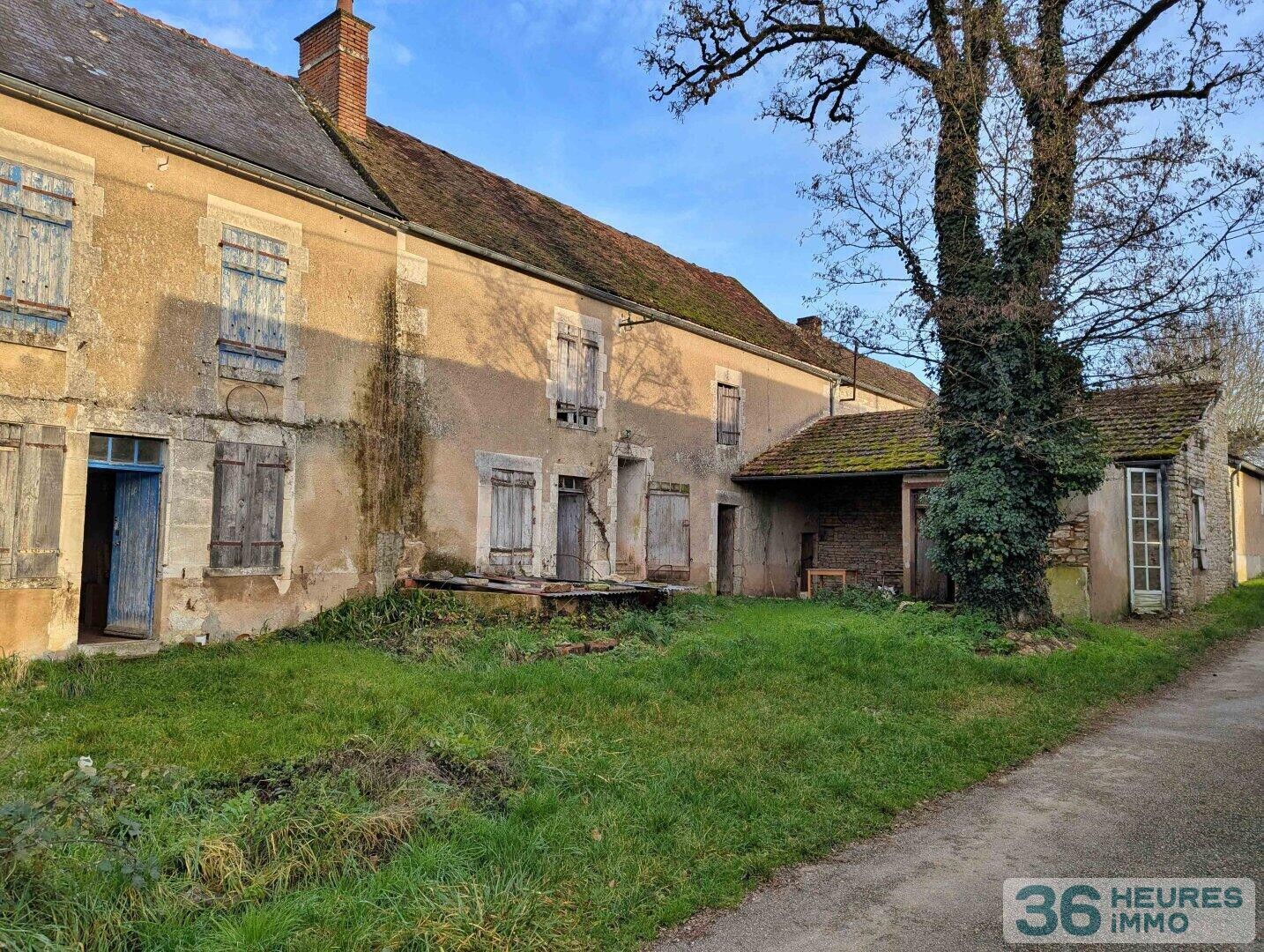 Ferme à réhabiliter de +250m² au sol avec dépendances et jardin à MAILLY LE CHATEAU