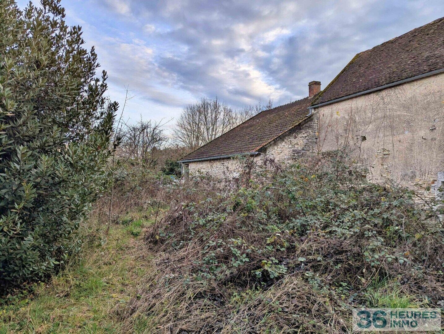 Ferme à réhabiliter de +250m² au sol avec dépendances et jardin à MAILLY LE CHATEAU