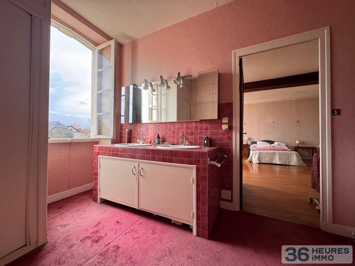 MAISON EN PIERRES E DEPENDANCES ANGAIS