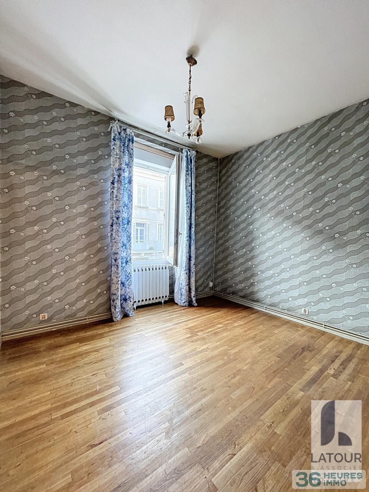 Maison avec garage et jardin