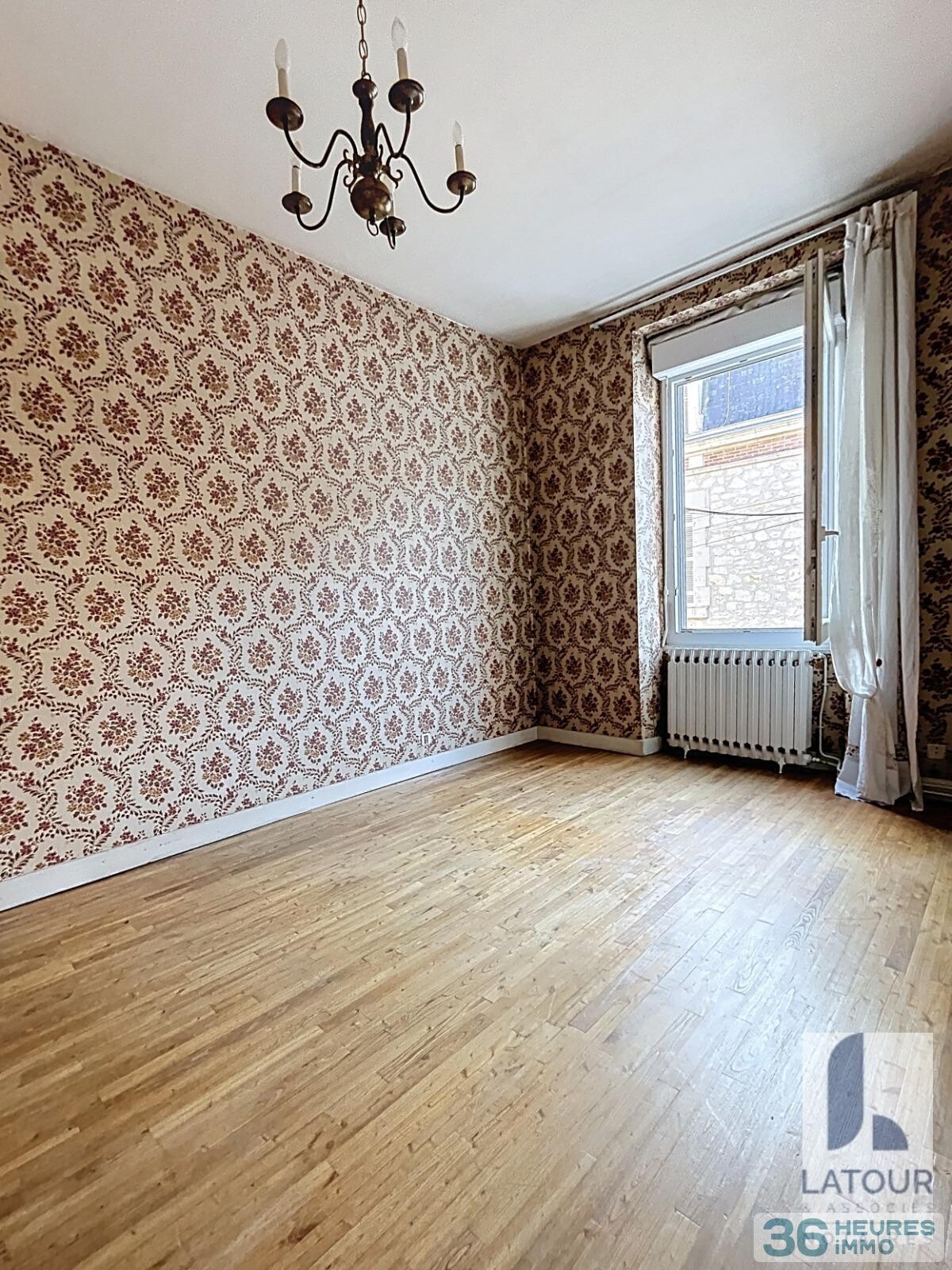 Maison avec garage et jardin