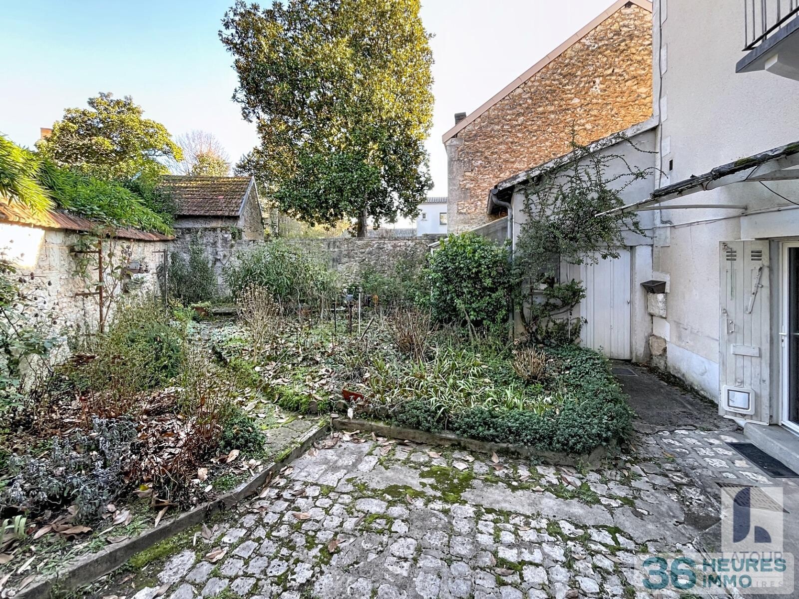 Maison avec garage et jardin