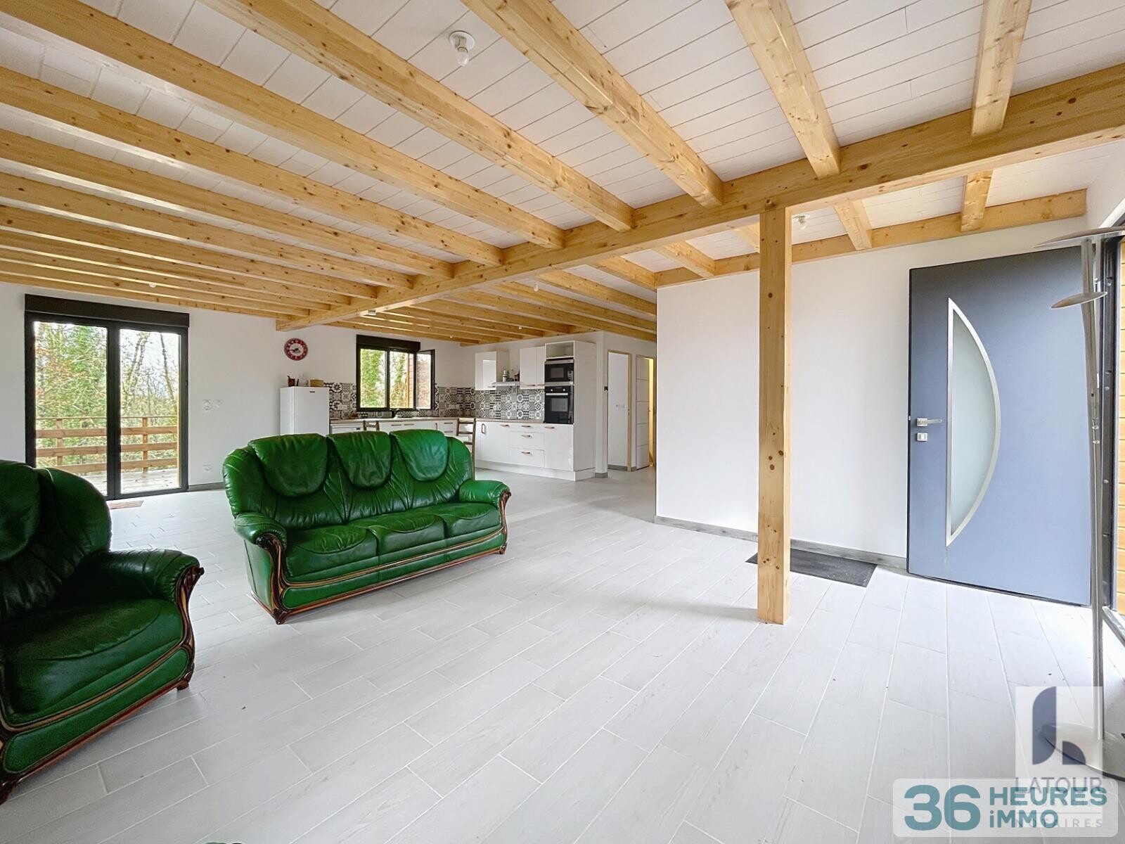 Maison en ossature bois sur sous-sol avec terrasse et vue sur la forêt