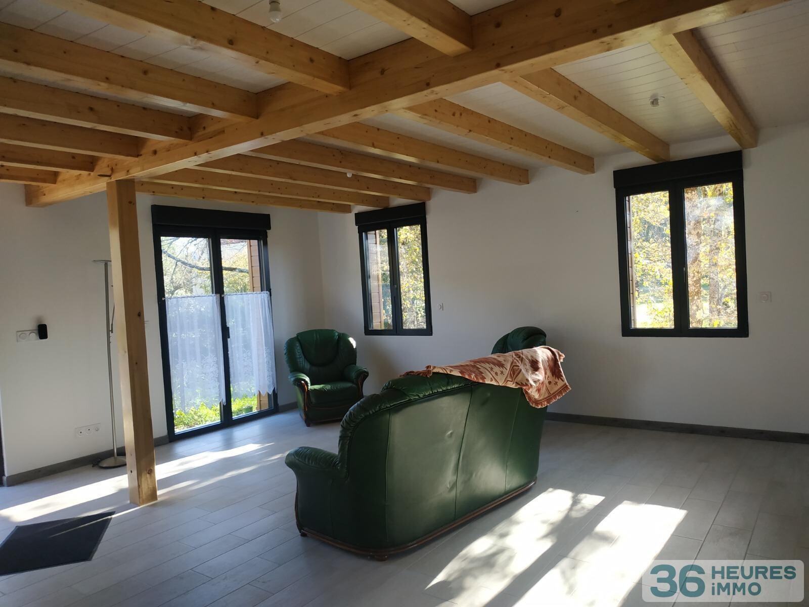 Maison en ossature bois sur sous-sol avec terrasse et vue sur la forêt