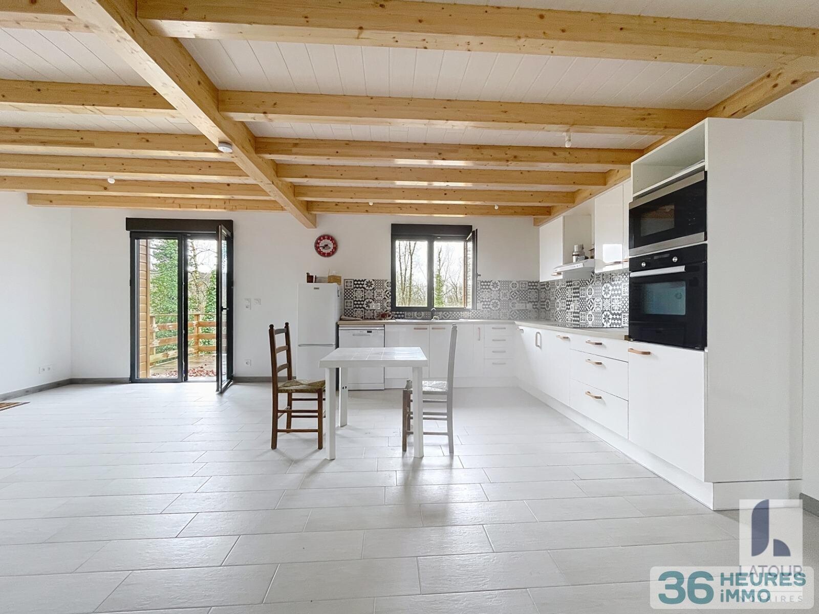 Maison en ossature bois sur sous-sol avec terrasse et vue sur la forêt