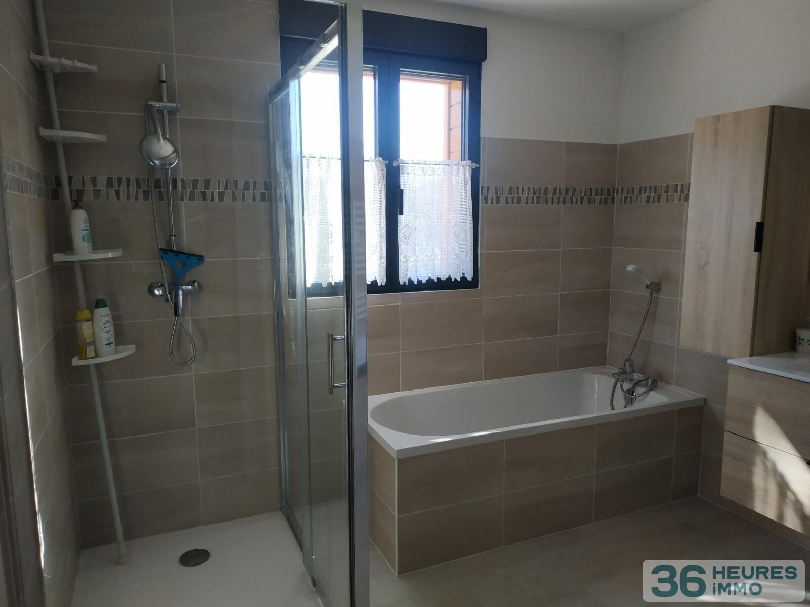 Maison en ossature bois sur sous-sol avec terrasse et vue sur la forêt