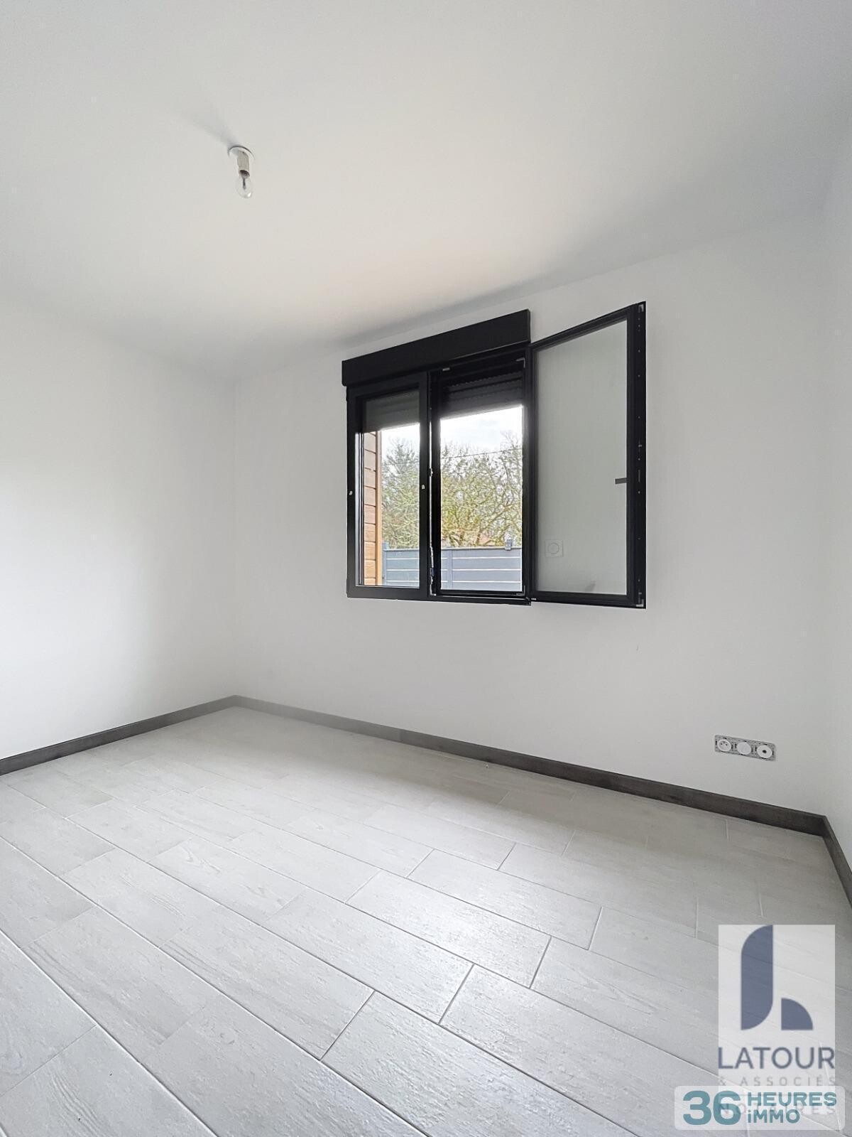 Maison en ossature bois sur sous-sol avec terrasse et vue sur la forêt