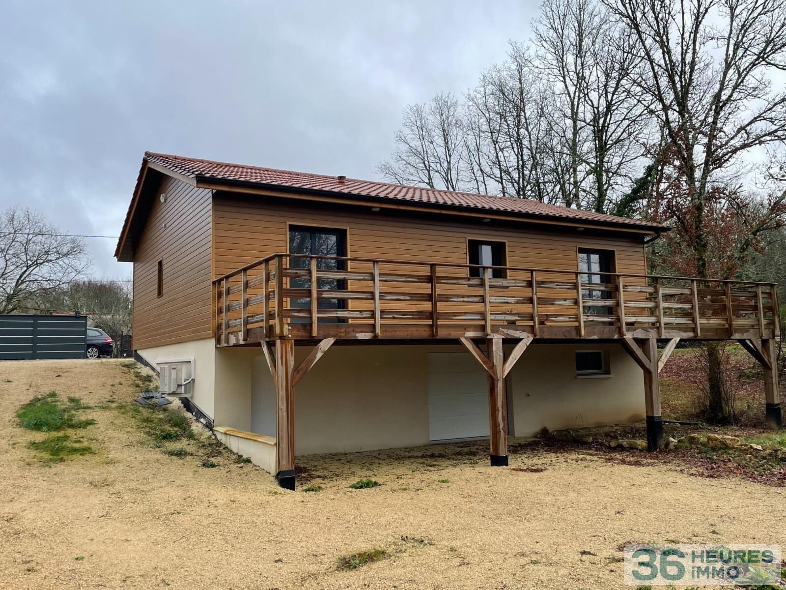 Maison en ossature bois sur sous-sol avec terrasse et vue sur la forêt