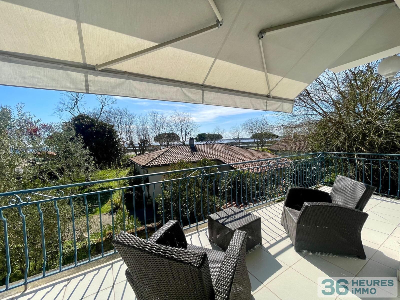 Villa en bord de bassin