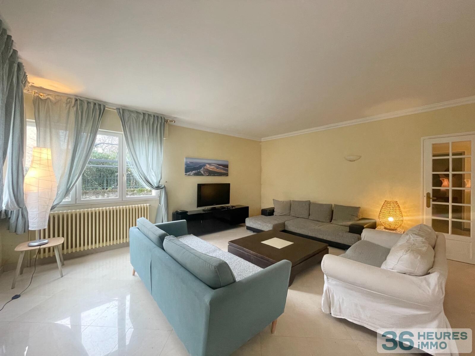 Villa en bord de bassin