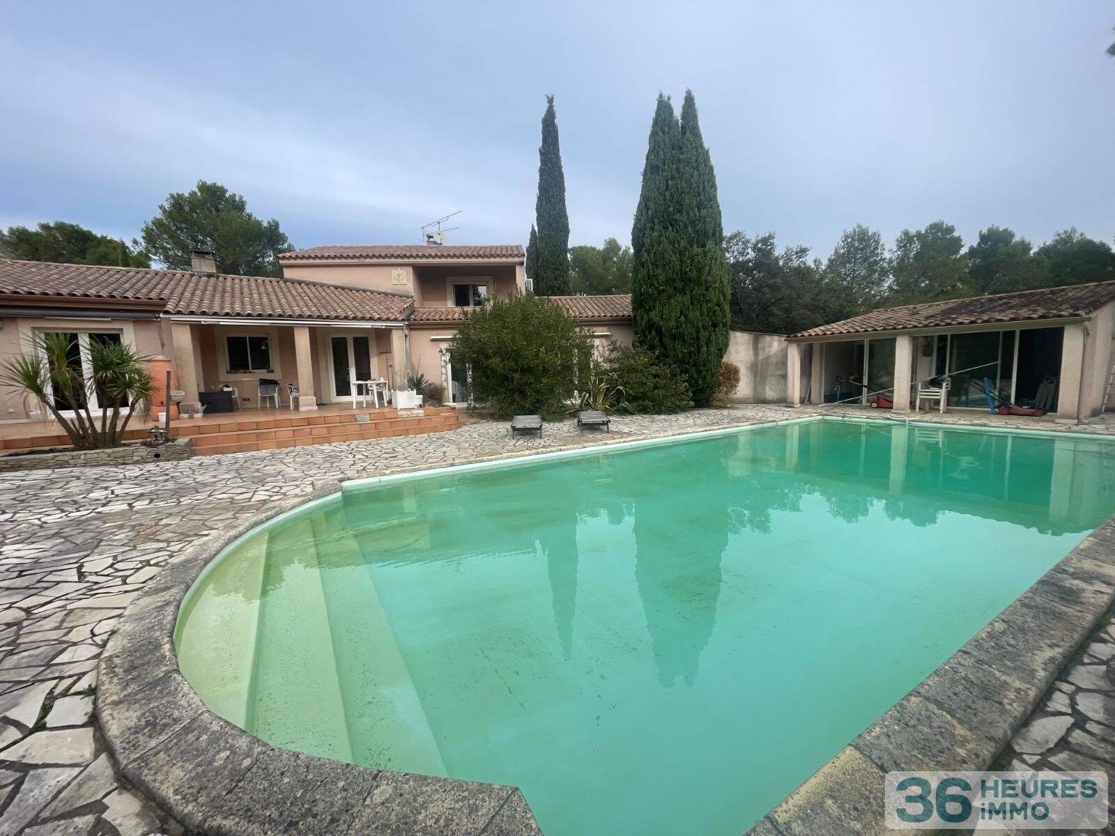 VILLA 6 PIECES DE 176 M2 ENV SUR 3040 M2 TERRAIN PISCINE