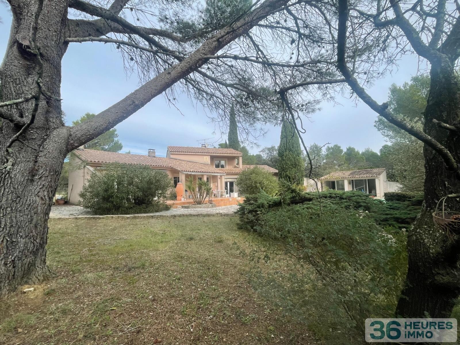 VILLA 6 PIECES DE 176 M2 ENV SUR 3040 M2 TERRAIN PISCINE