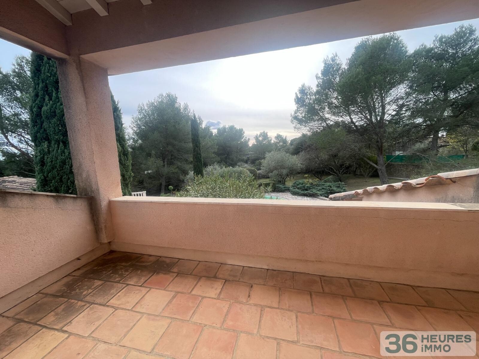 VILLA 6 PIECES DE 176 M2 ENV SUR 3040 M2 TERRAIN PISCINE