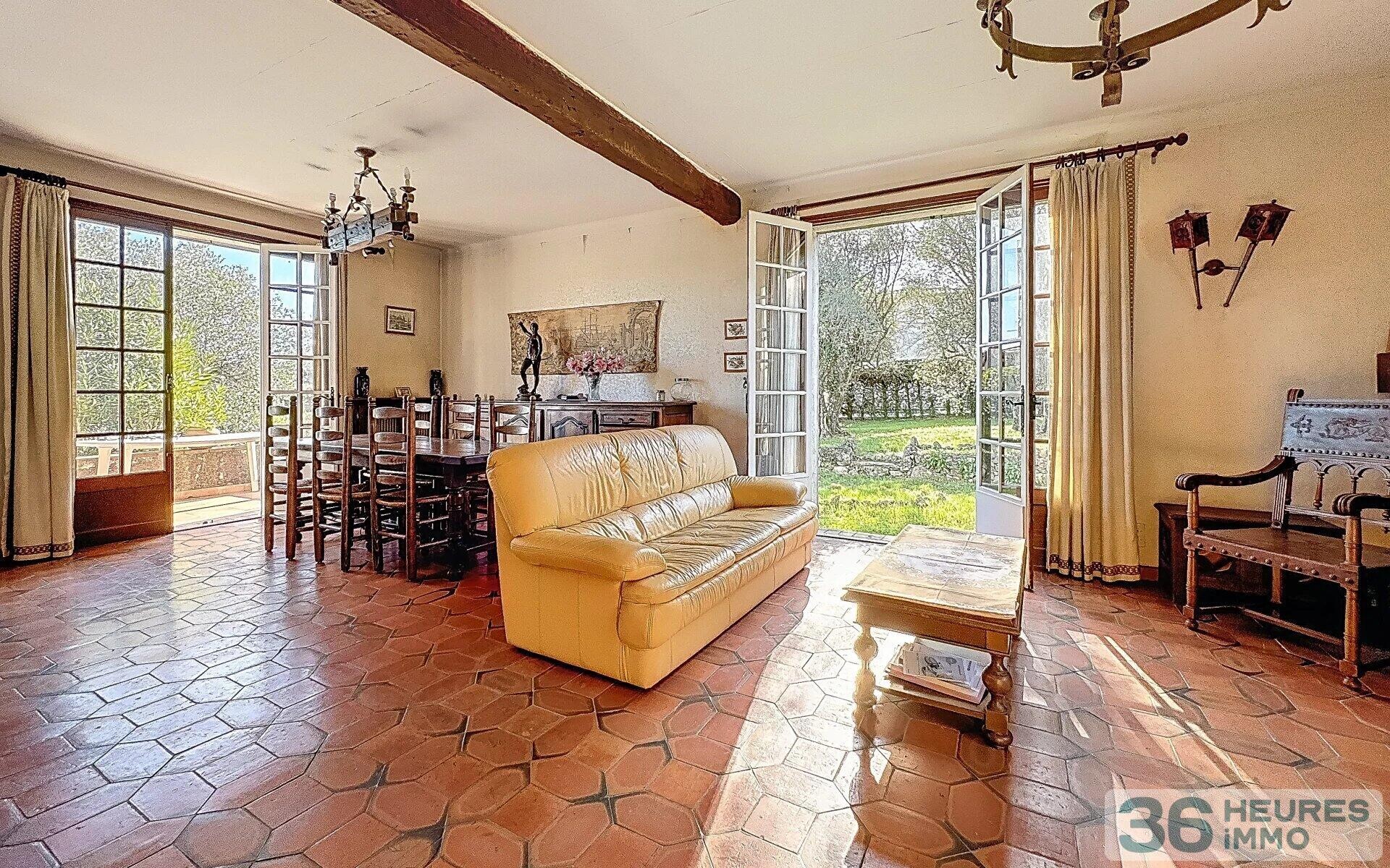 Villa individuelle à pied du village de la Roquette (limite Mougins)