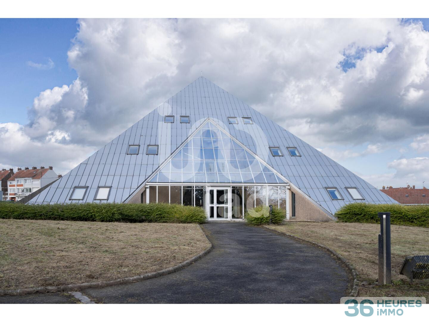 Situé à Albert (80), au sein d’un secteur économique établi, ensemble immobilier tertiaire indépendant.