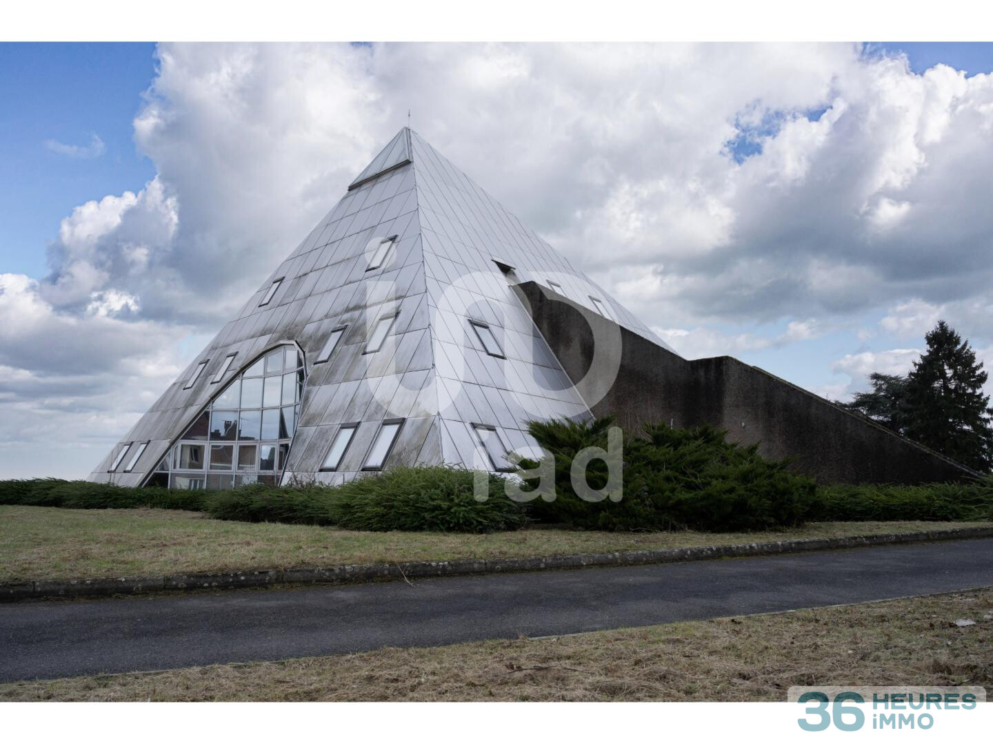 Situé à Albert (80), au sein d’un secteur économique établi, ensemble immobilier tertiaire indépendant.