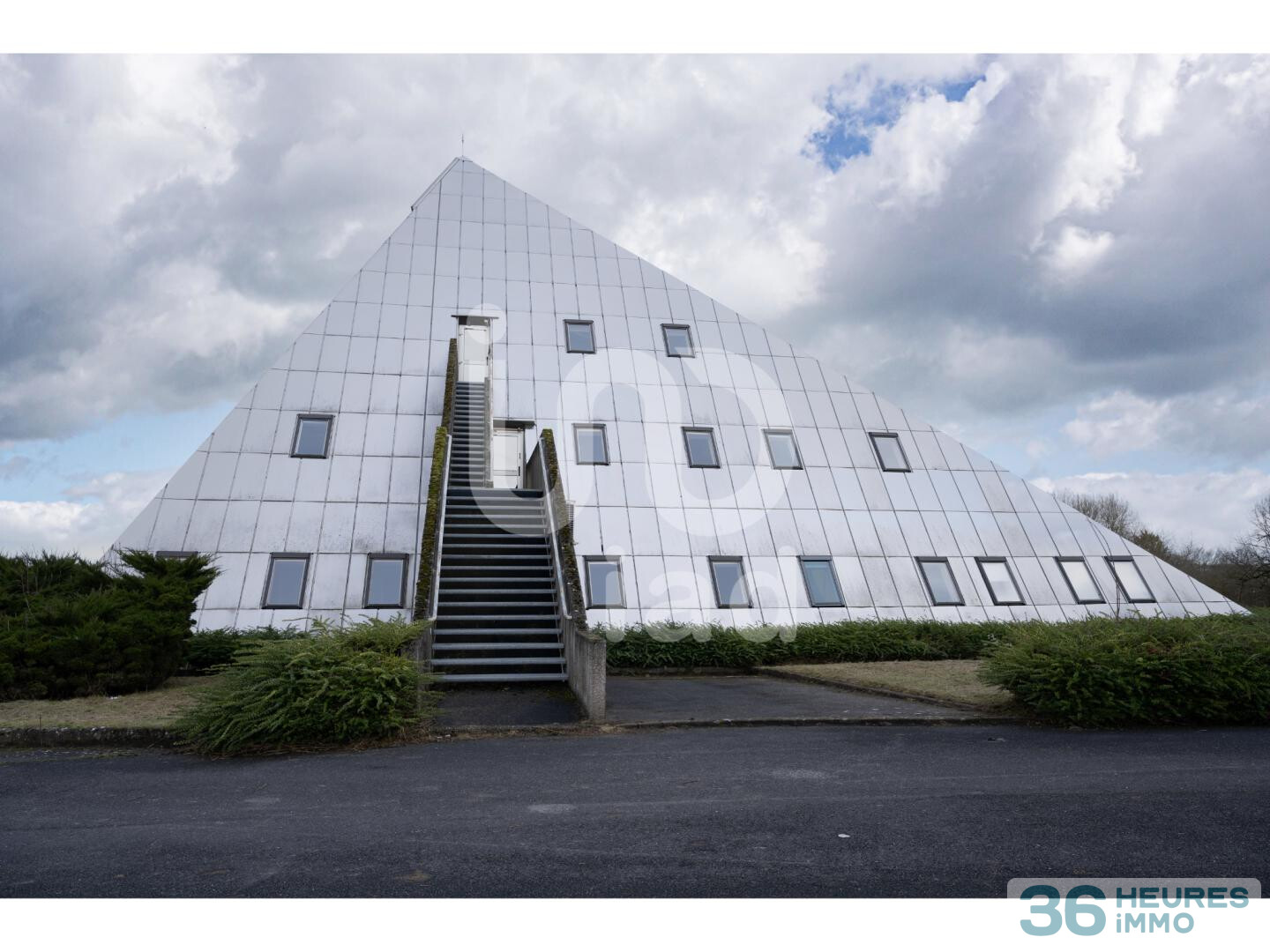 Situé à Albert (80), au sein d’un secteur économique établi, ensemble immobilier tertiaire indépendant.