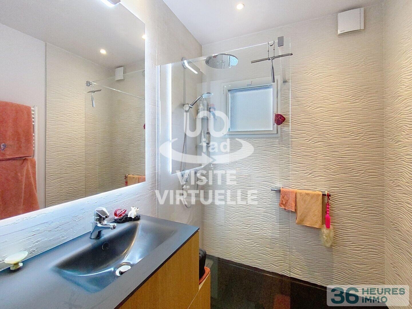 MAISON AVEC JARDIN 3 CHAMBRES SDE ET SDB DOUBLE GARAGE