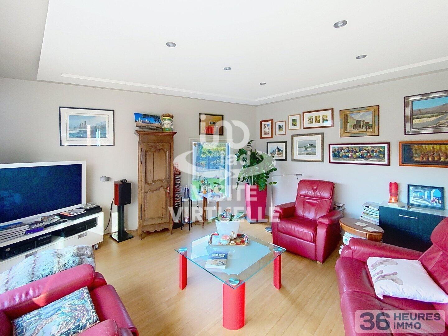 MAISON AVEC JARDIN 3 CHAMBRES SDE ET SDB DOUBLE GARAGE