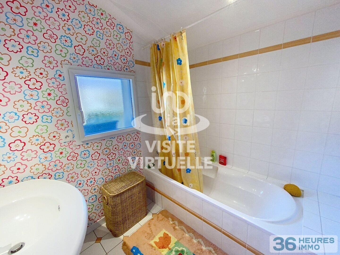 MAISON AVEC JARDIN 3 CHAMBRES SDE ET SDB DOUBLE GARAGE