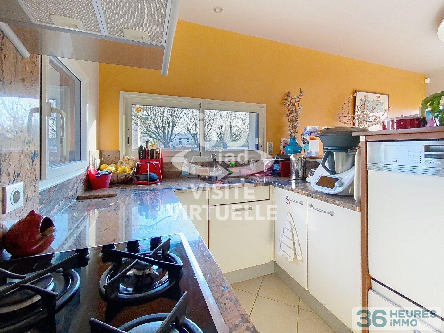 MAISON AVEC JARDIN 3 CHAMBRES SDE ET SDB DOUBLE GARAGE