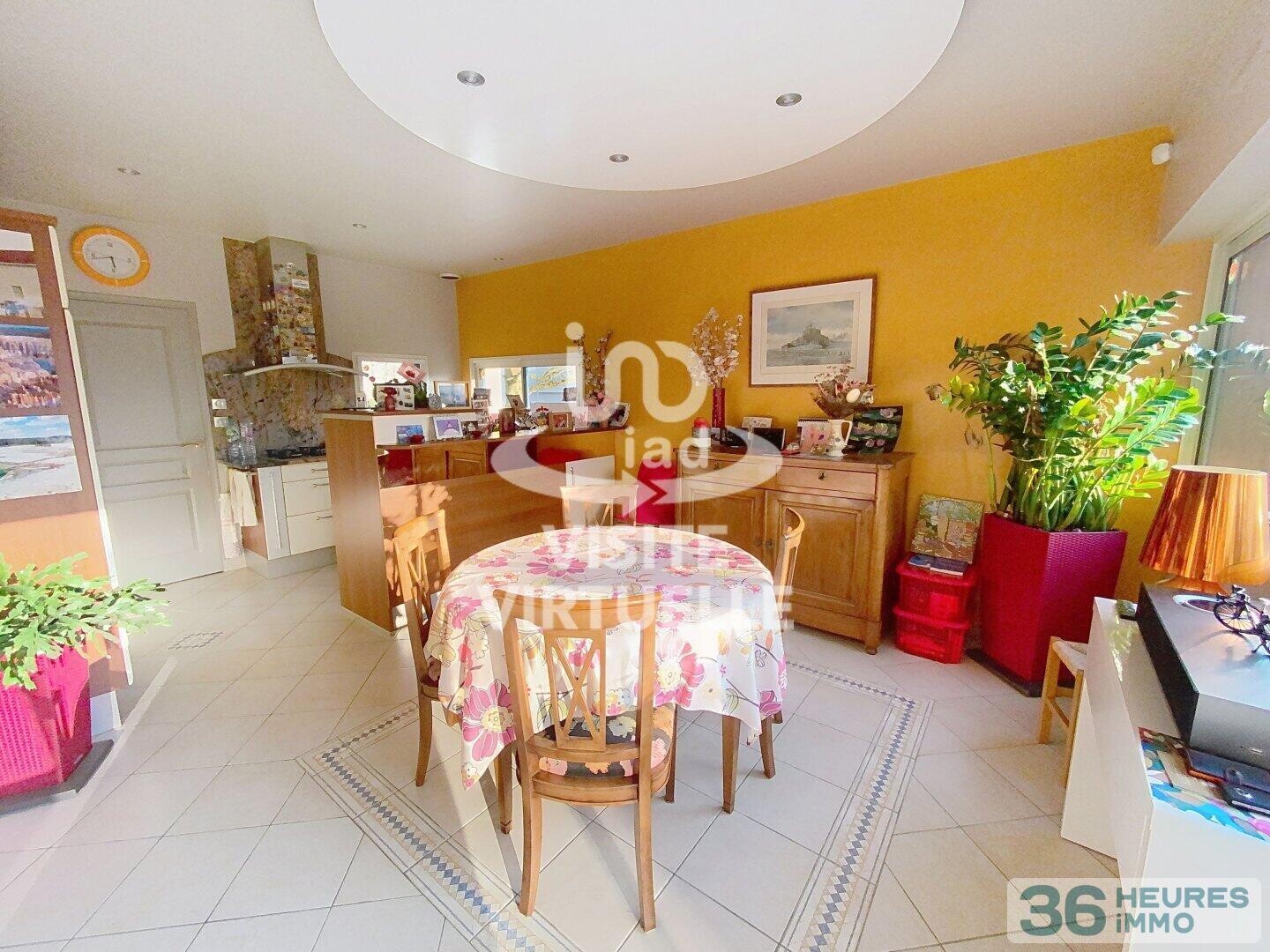 MAISON AVEC JARDIN 3 CHAMBRES SDE ET SDB DOUBLE GARAGE